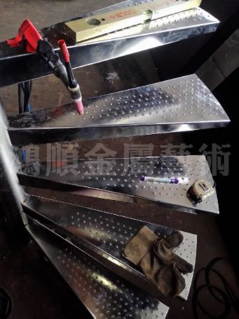 不鏽鋼螺旋梯打止滑孔